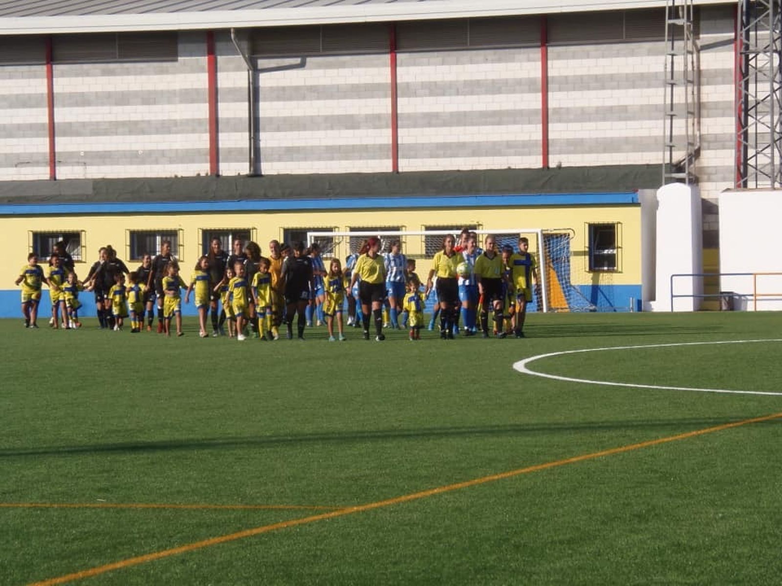 Los dos equipos salen al terreno de juego del campo de Puerto Serrano para iniciar el partido.