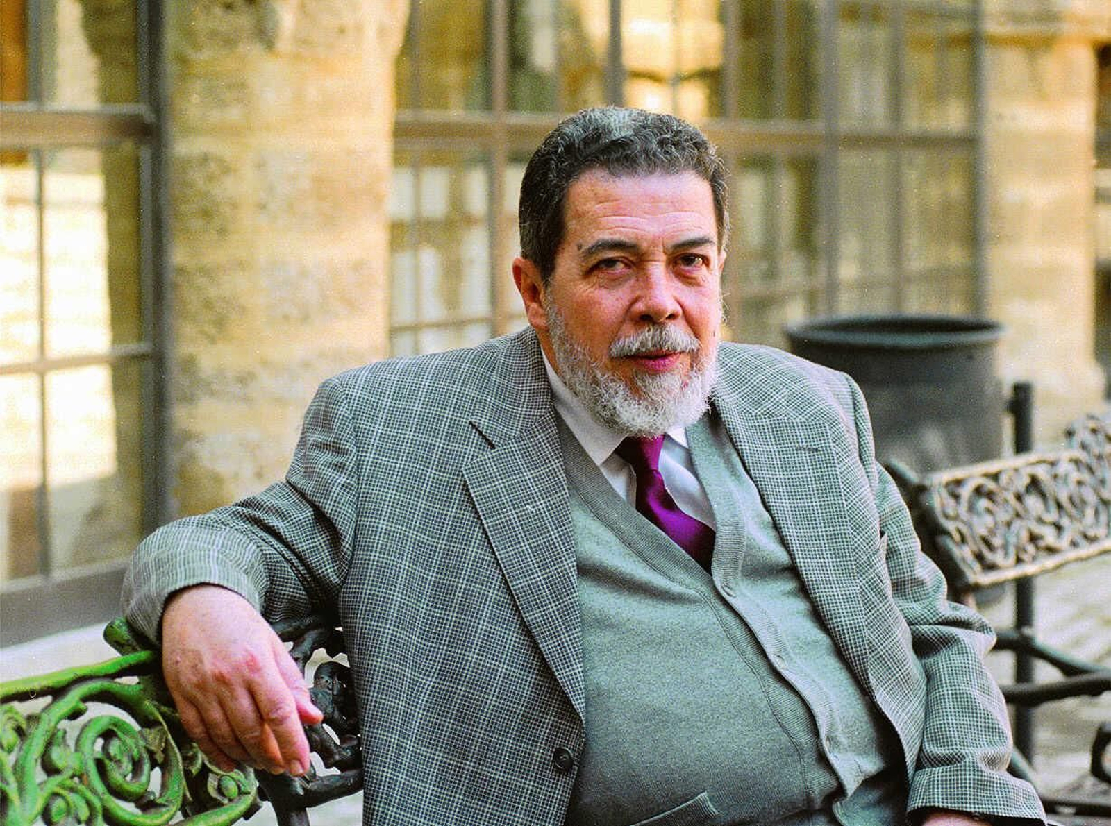 Manuel Díaz Martínez, fotografiado en la Facultad de Filosofía y Letras de Cádiz en 1998.