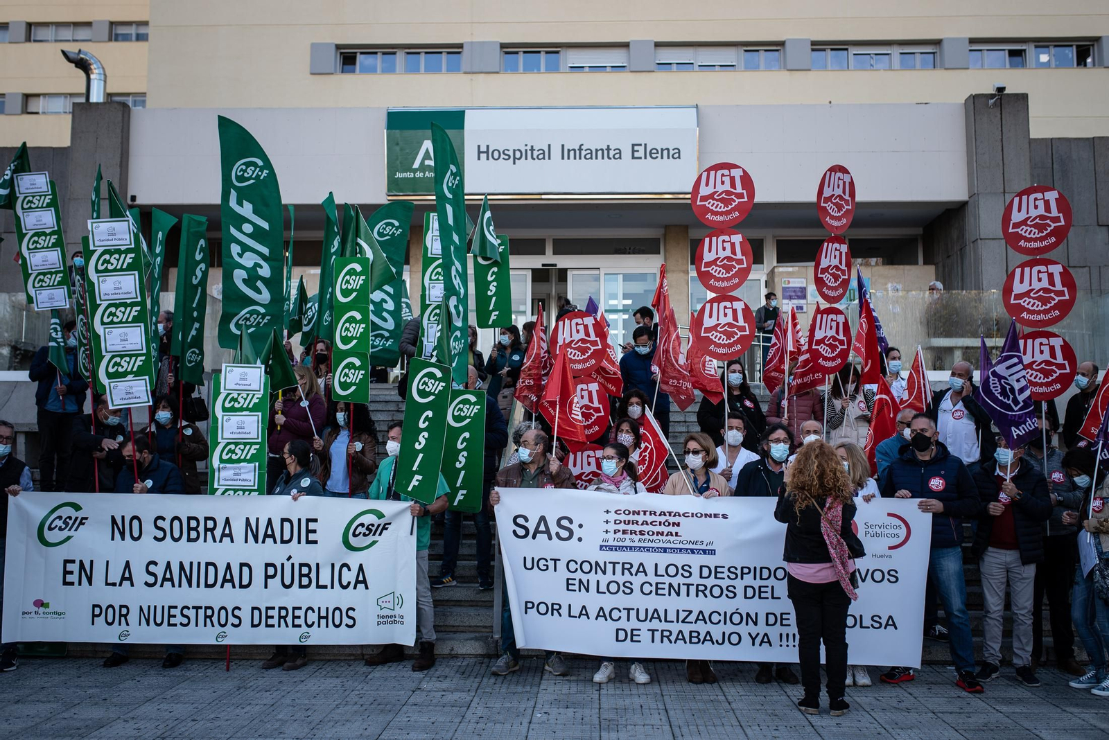 Imágenes  de la concentración sindical de sanitarios en el Infanta Elena