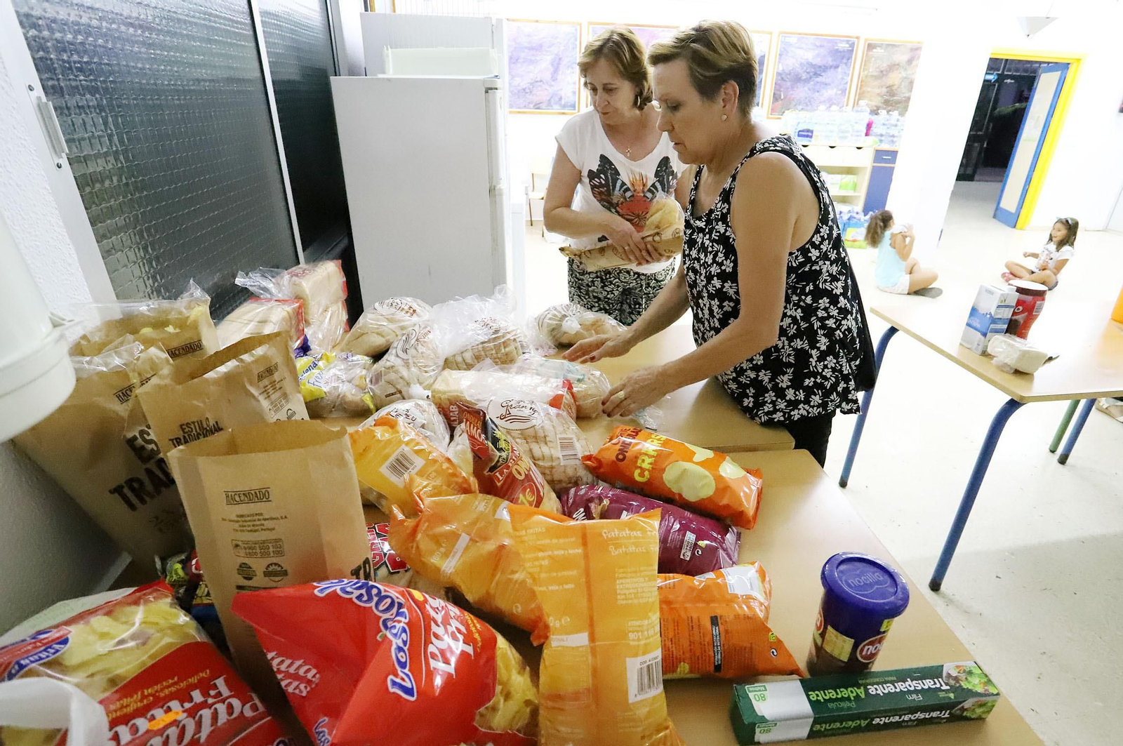 Imágenes de los evacuados de  Almonaster acogidos en Cortegana por el incendio