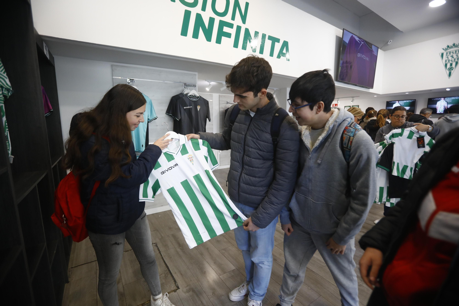 La venta de las equipaciones del Córdoba CF de esta temporada, en imágenes