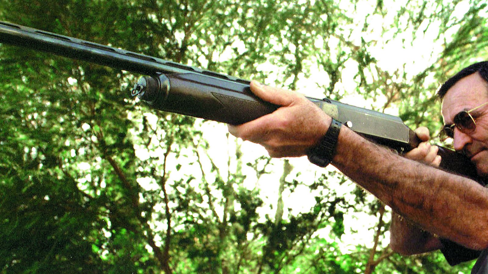 Un cazador afina puntería antes del inicio de la temporada de caza menor