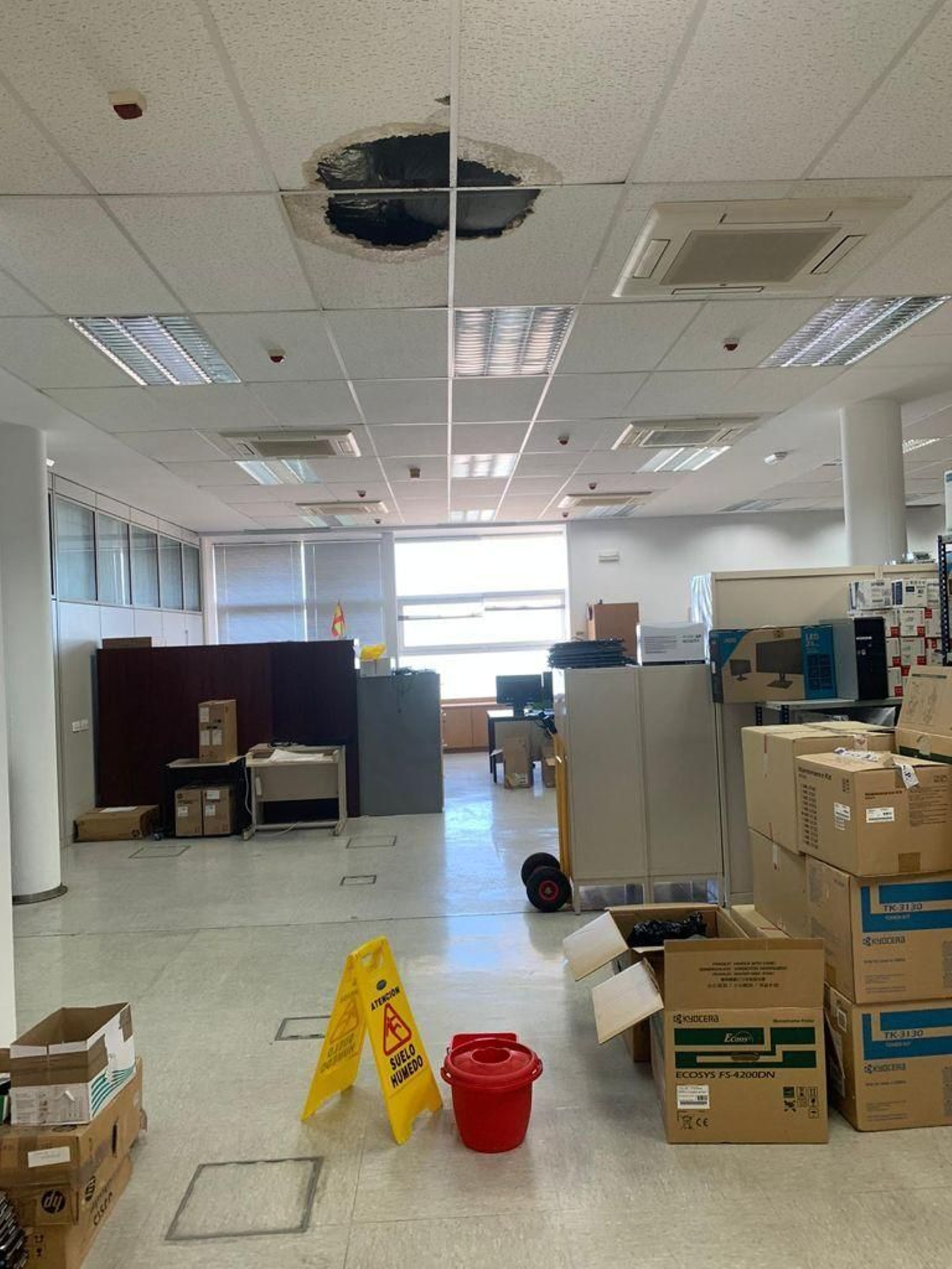 Un gran agujero en el techo de una sala.