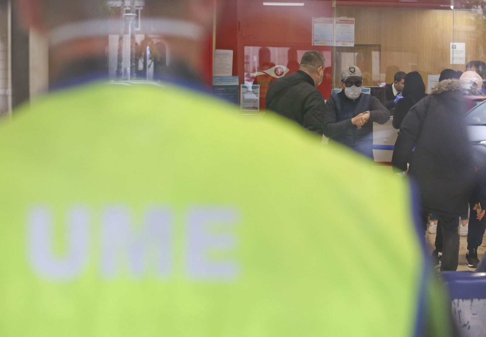La UME desinfecta en Málaga la estación de autobuses y el puerto, en fotos