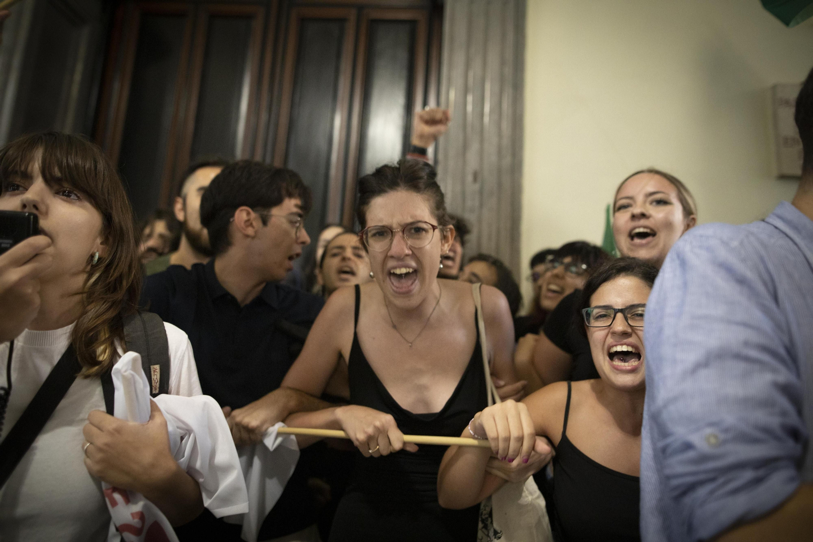 Altercados en la conferencia de Macarena Olona en Granada