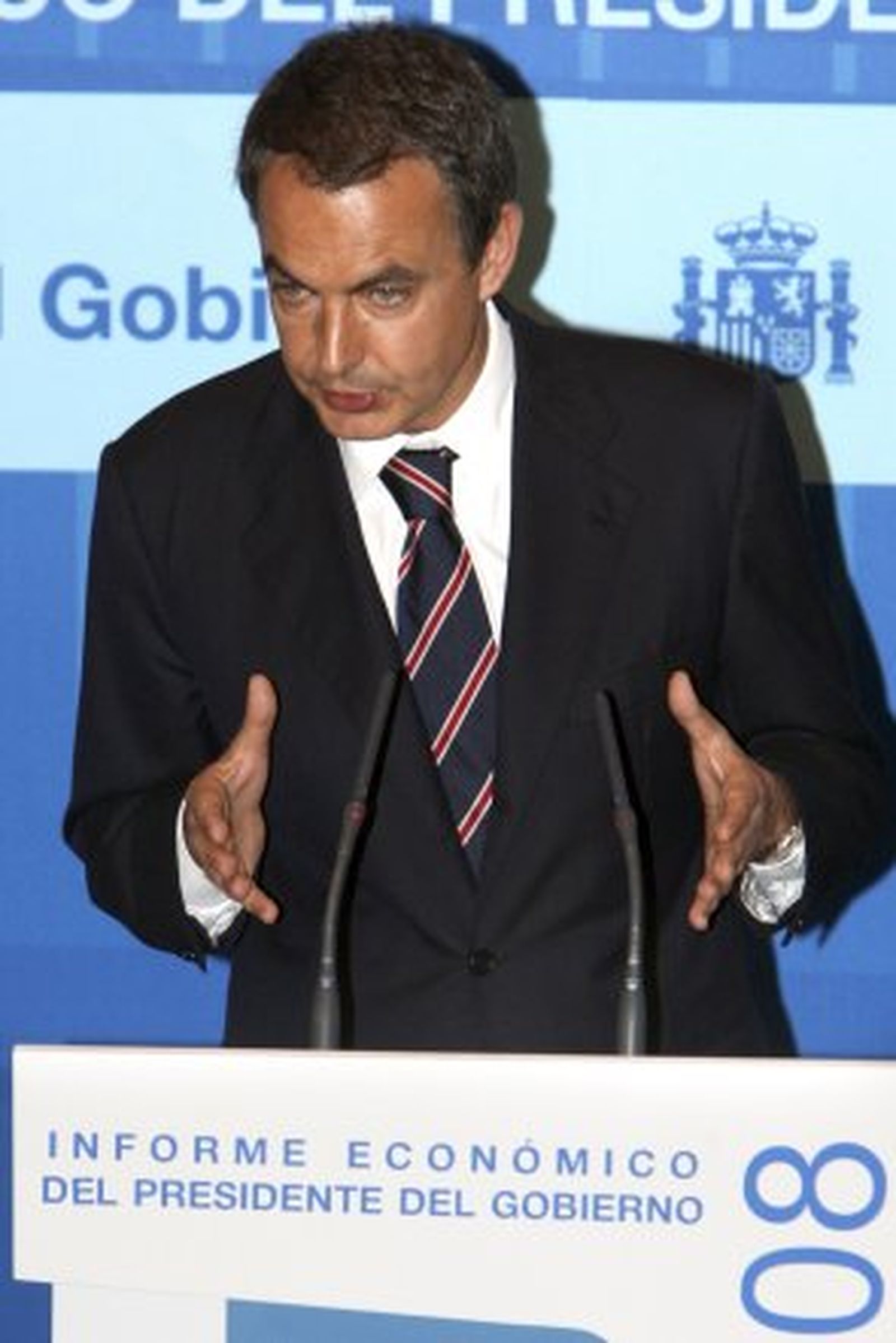 Zapatero admite serias dificultades y congela los salarios de altos cargos