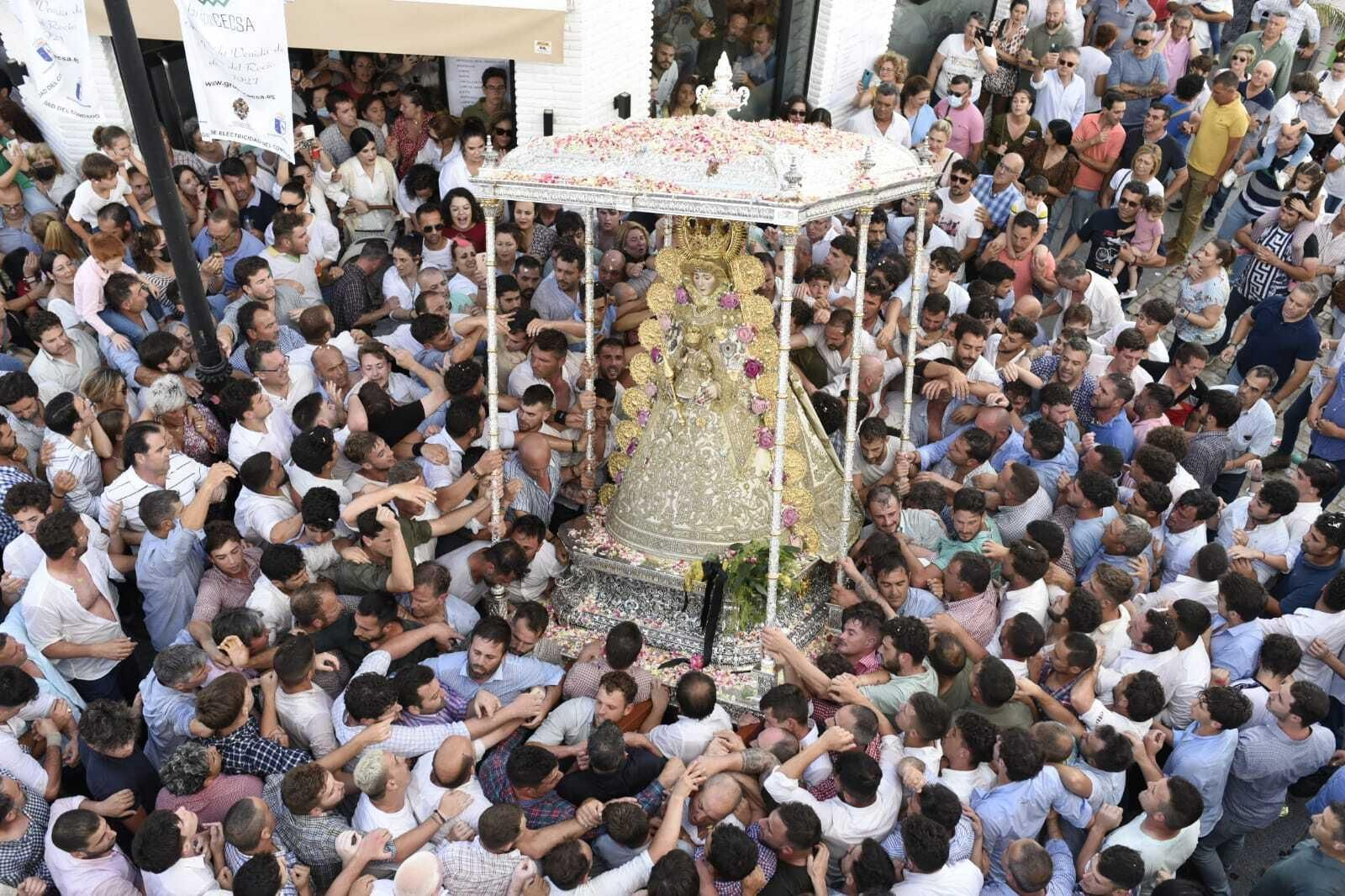 La Virgen del Rocío regresa a la iglesia tras 13 horas de procesión, en imágenes