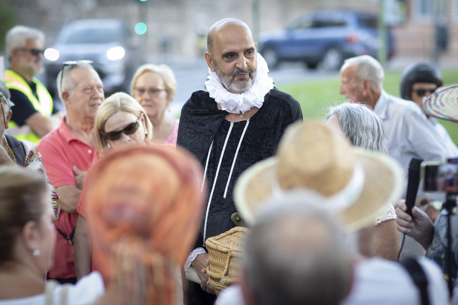 Vecinos de la Avenida de Cervantes de Granada amadrinan sus árboles para evitar la tala