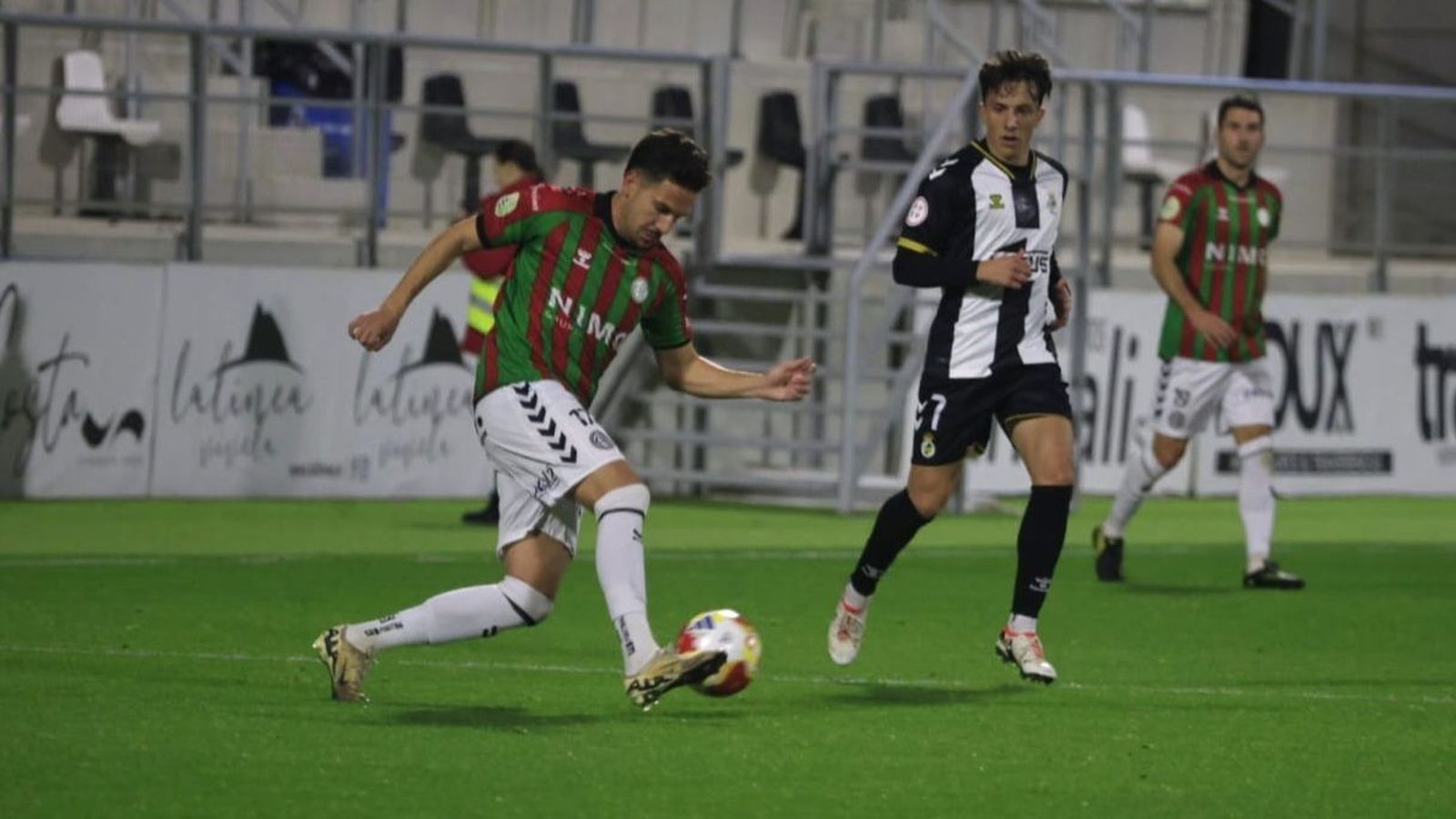 El exbalono Luis Madrigal avanza con el balón perseguido por Pepe Rincón