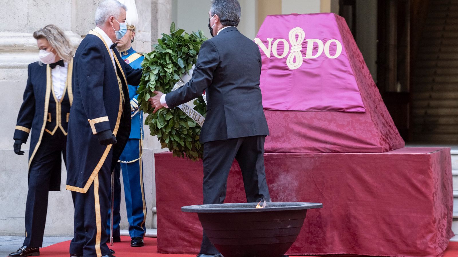 Un momento de la ofrenda floral realizada por el alcalde Juan Espadas.