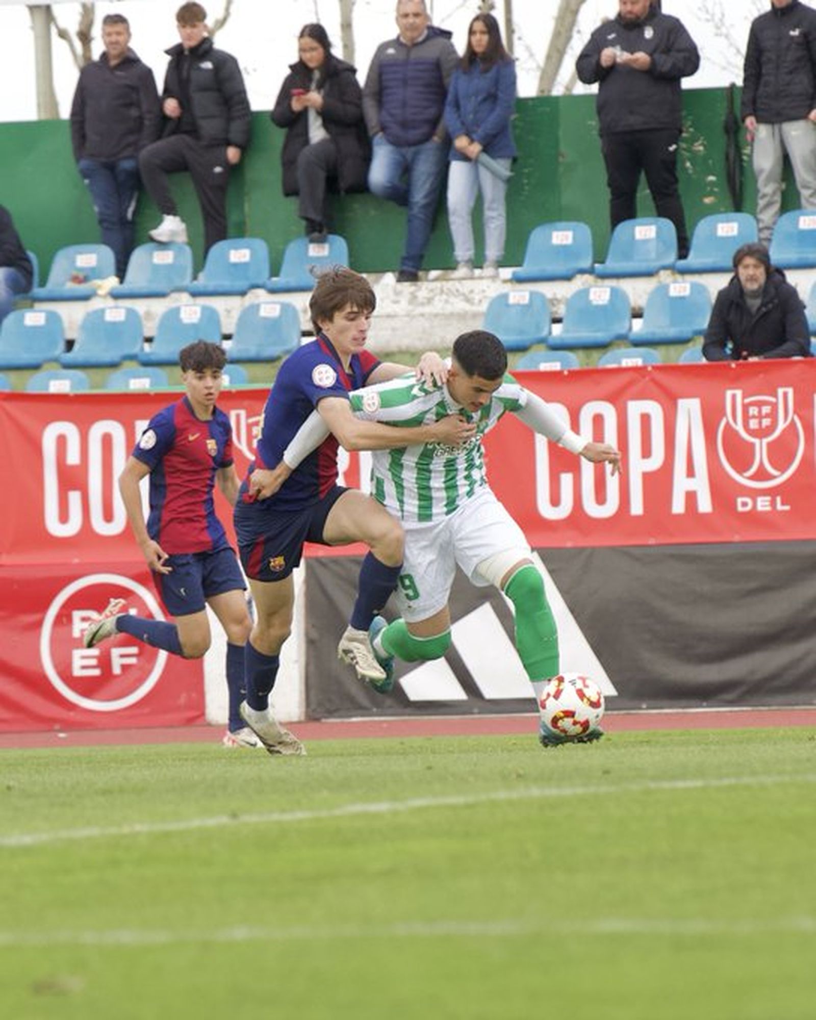 Rodrigo Marina intenta marcharse de un rival azulgrana.
