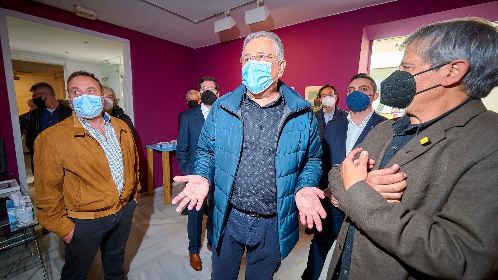 Eduardo Rodríguez, sorprendido con el contenido de la exposición 'Sine qua non' en la Sala Rivadavia.