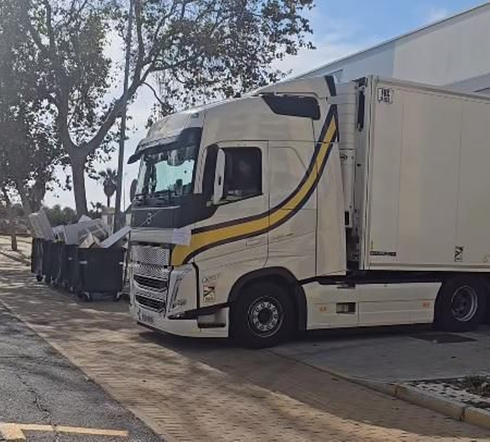 Séptimo tráiler saliendo desde el Pabellón de El Batel de Isla Cristina a Almegensi.