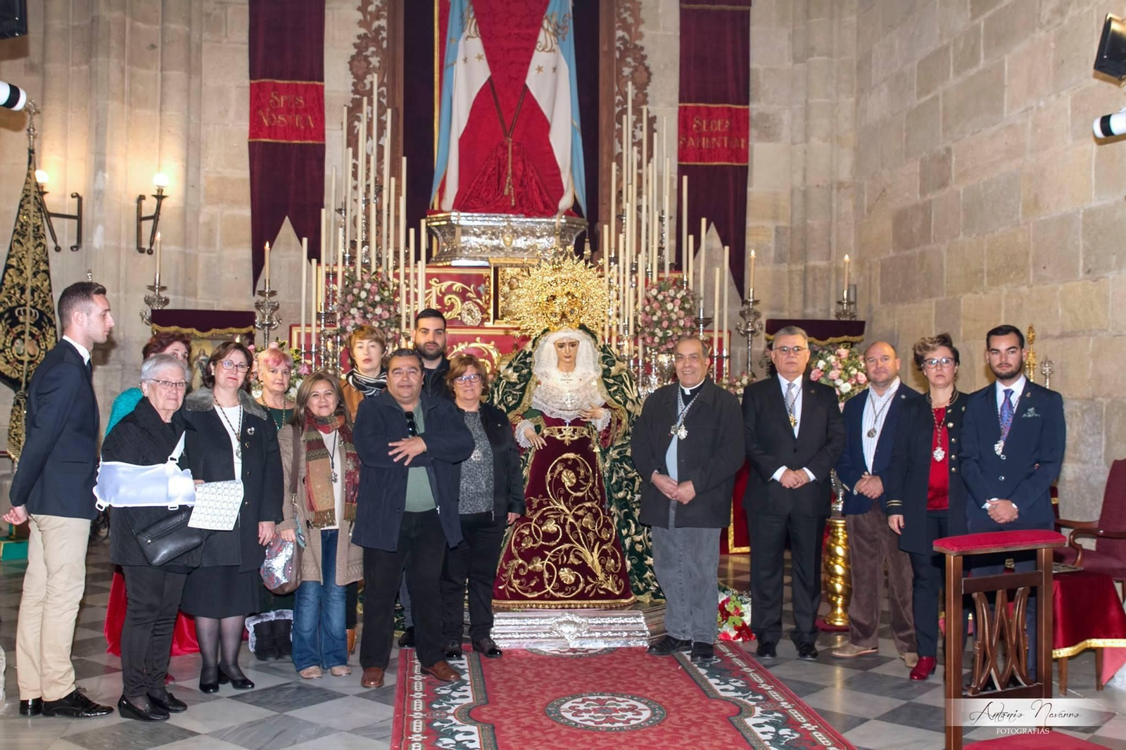 Junta Directiva de la Hermandad de la Macarena visitando a la Virgen de la Esperanza de Estudiantes.