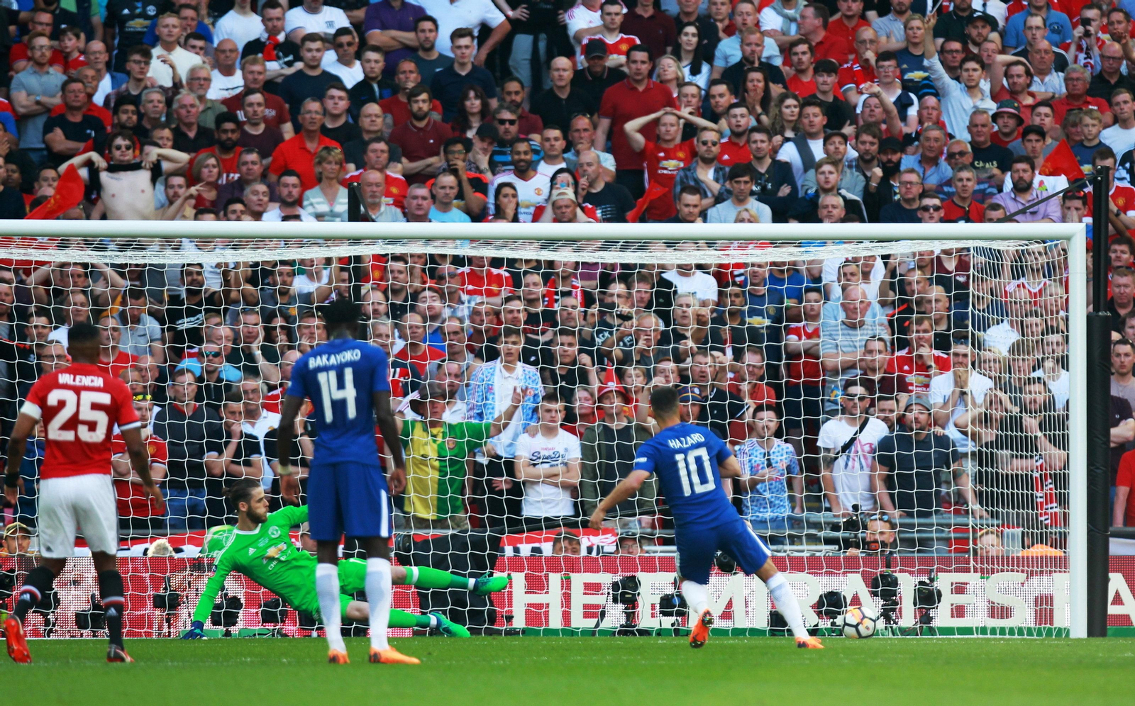 El jugador del Chelsea Edan Hazard anota el penalti que dio a la postre la victoria copera al equipo londinense.