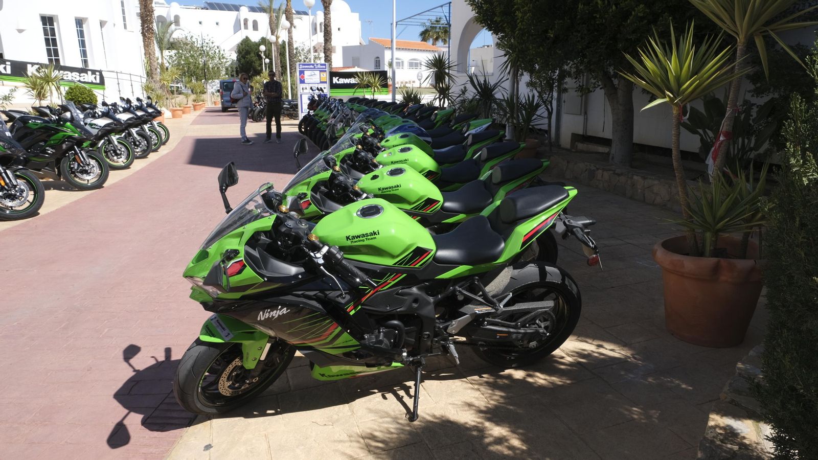 Hilera de Kawasakis preparadas para salir a rodar en la mañana del pasado martes.