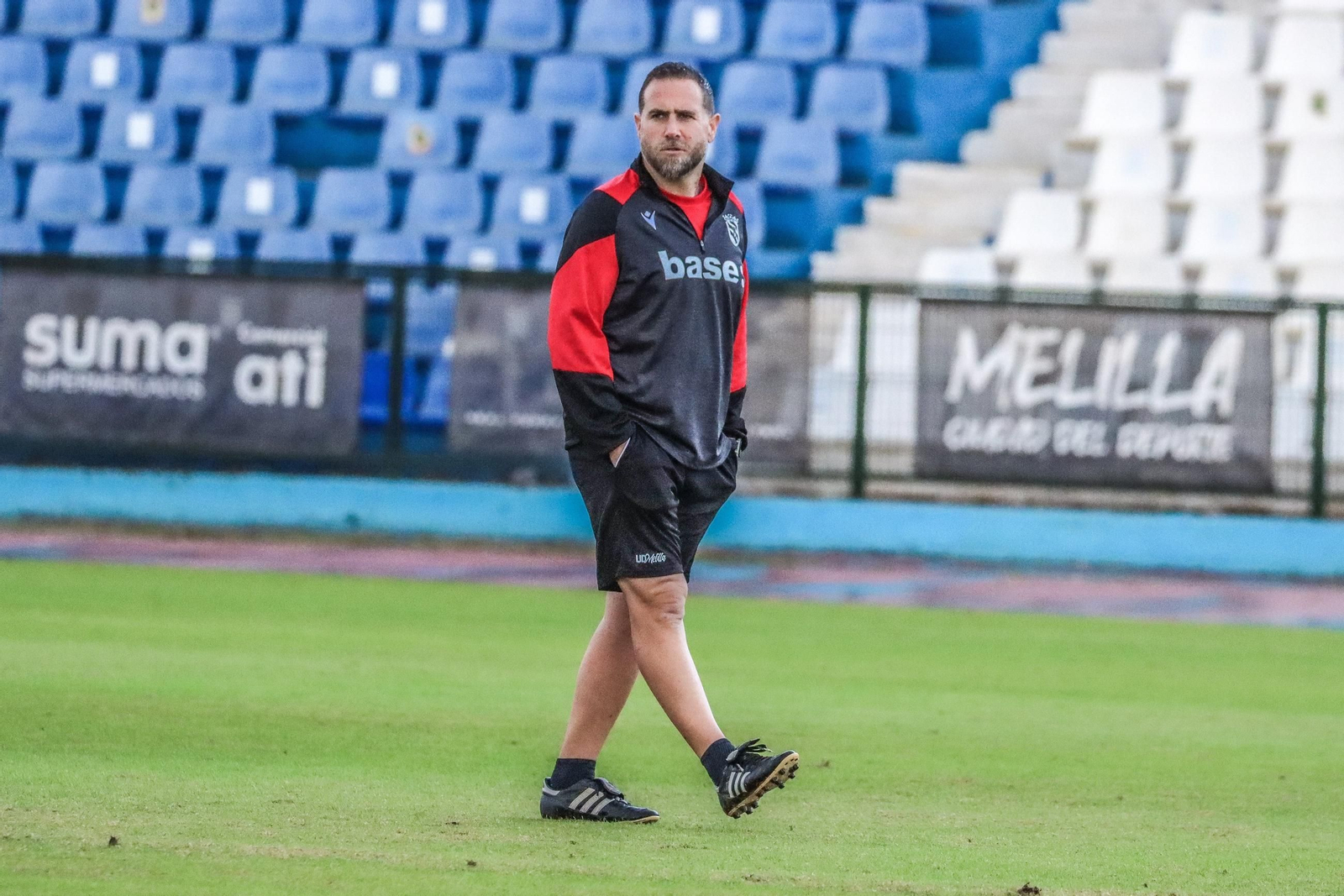 Javi Motos, sobre el césped del Álvarez Claro.