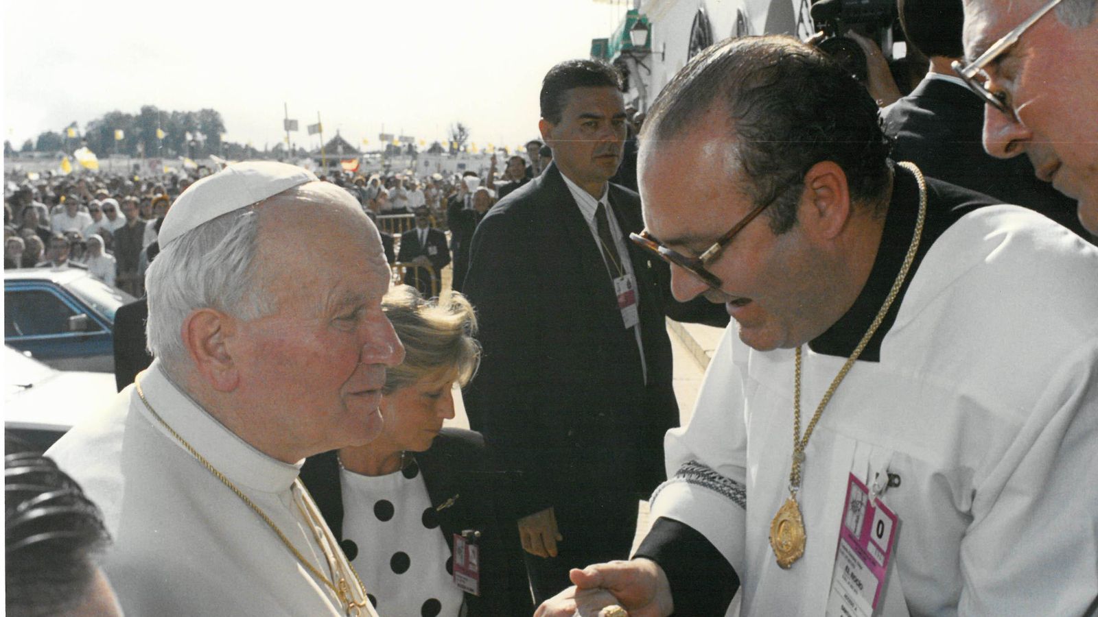 Diego Capado, párroco entonces de Almonte, recibe al Sumo Pontífice.