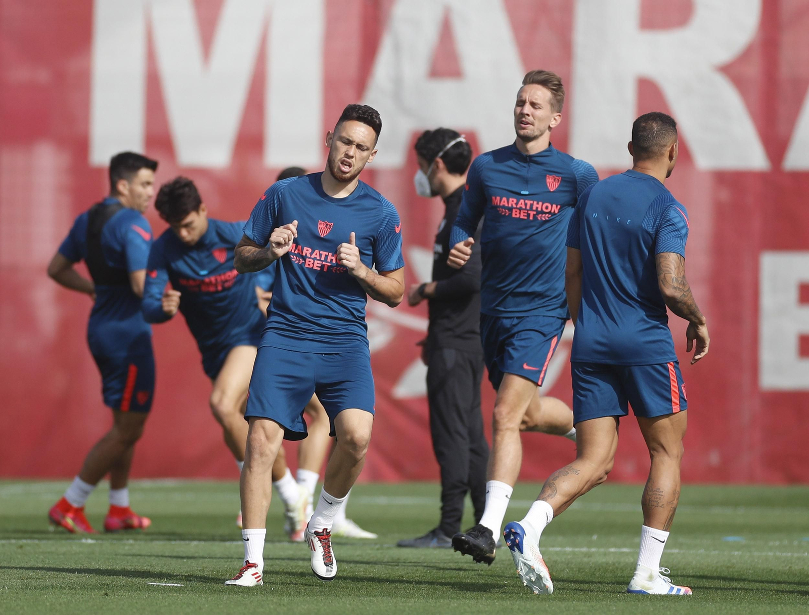 Ocampos, junto a De Jong.