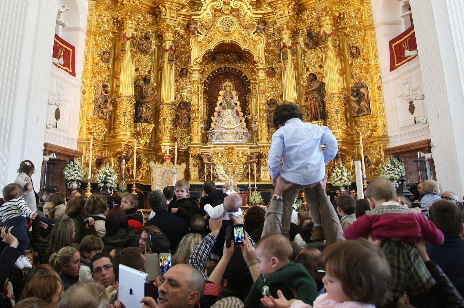 Presentación de los niños a la Virgen del Rocío en el santuario con motivo de La Candelaria.