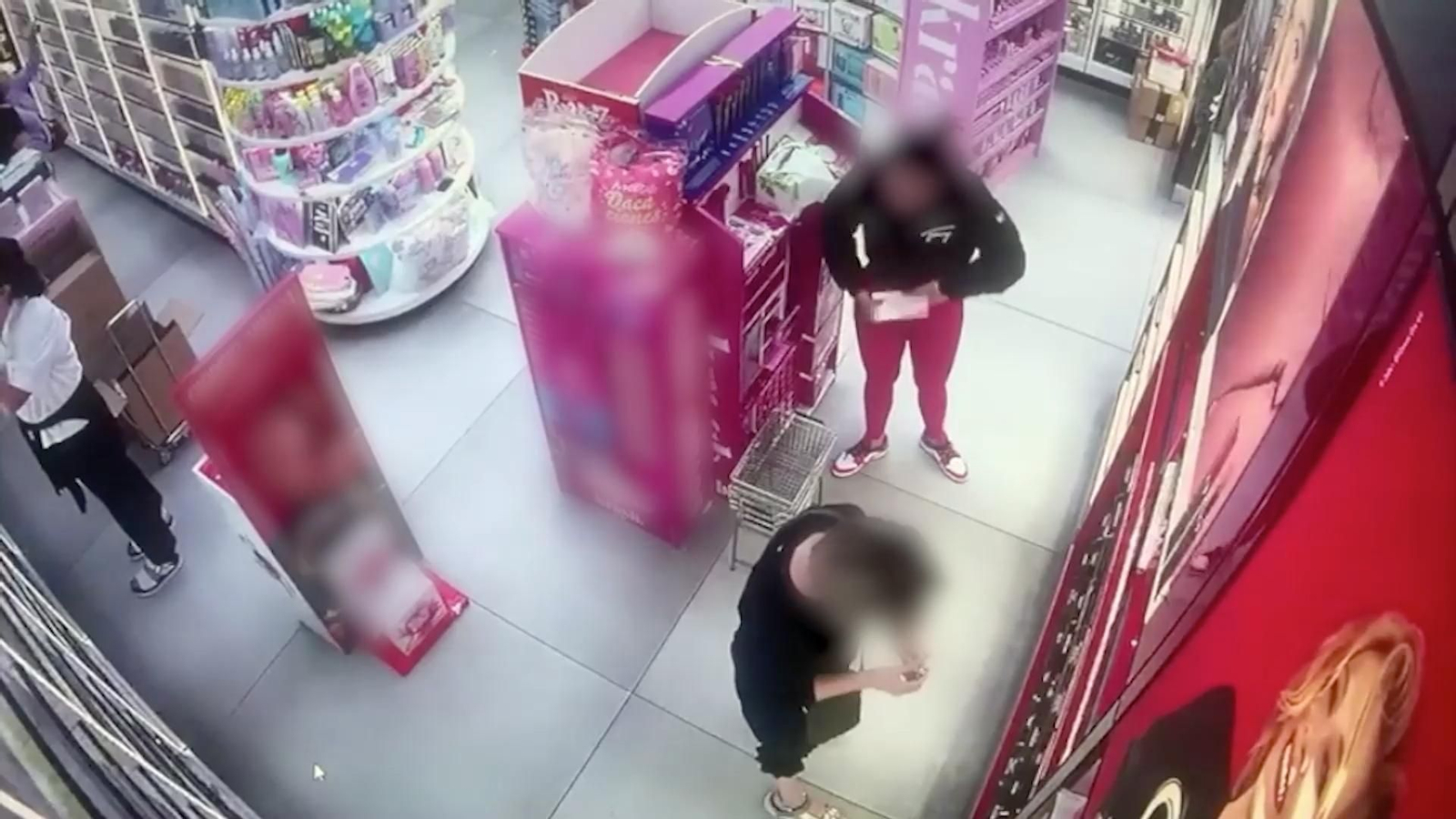 Así robaban los detenidos en los establecimientos de perfumería. Así robaban los detenidos en los establecimientos de perfumería.