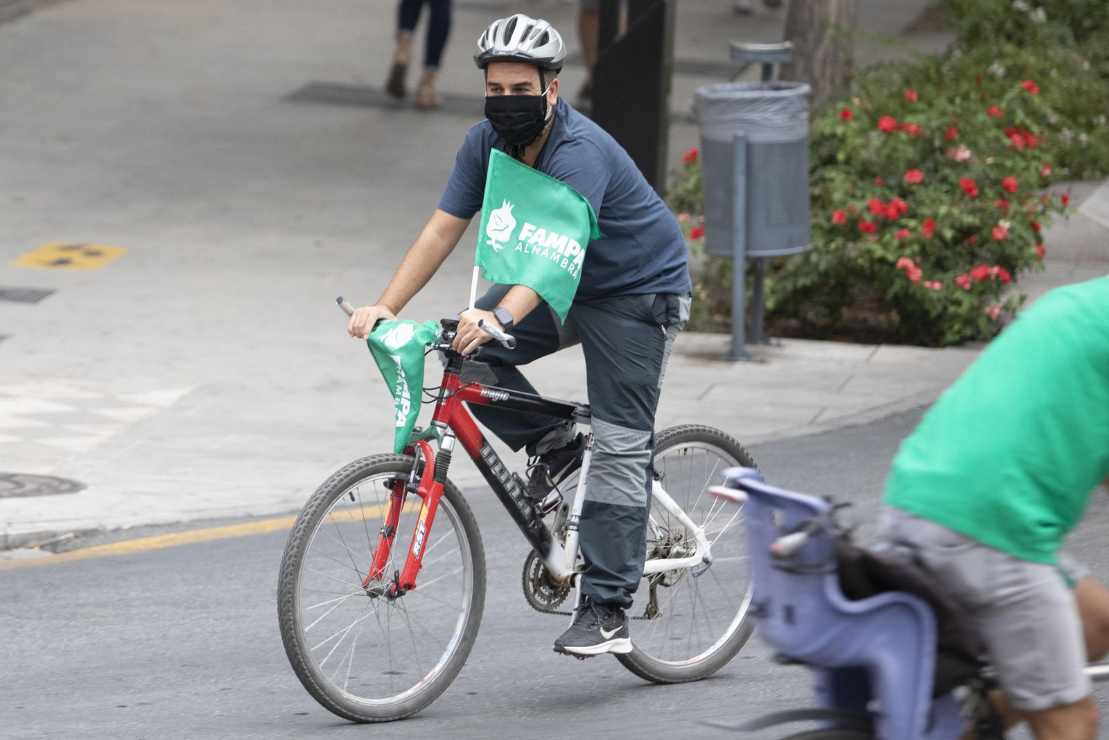 Fotos de la gran caravana en Granada por una vuelta segura al colegio