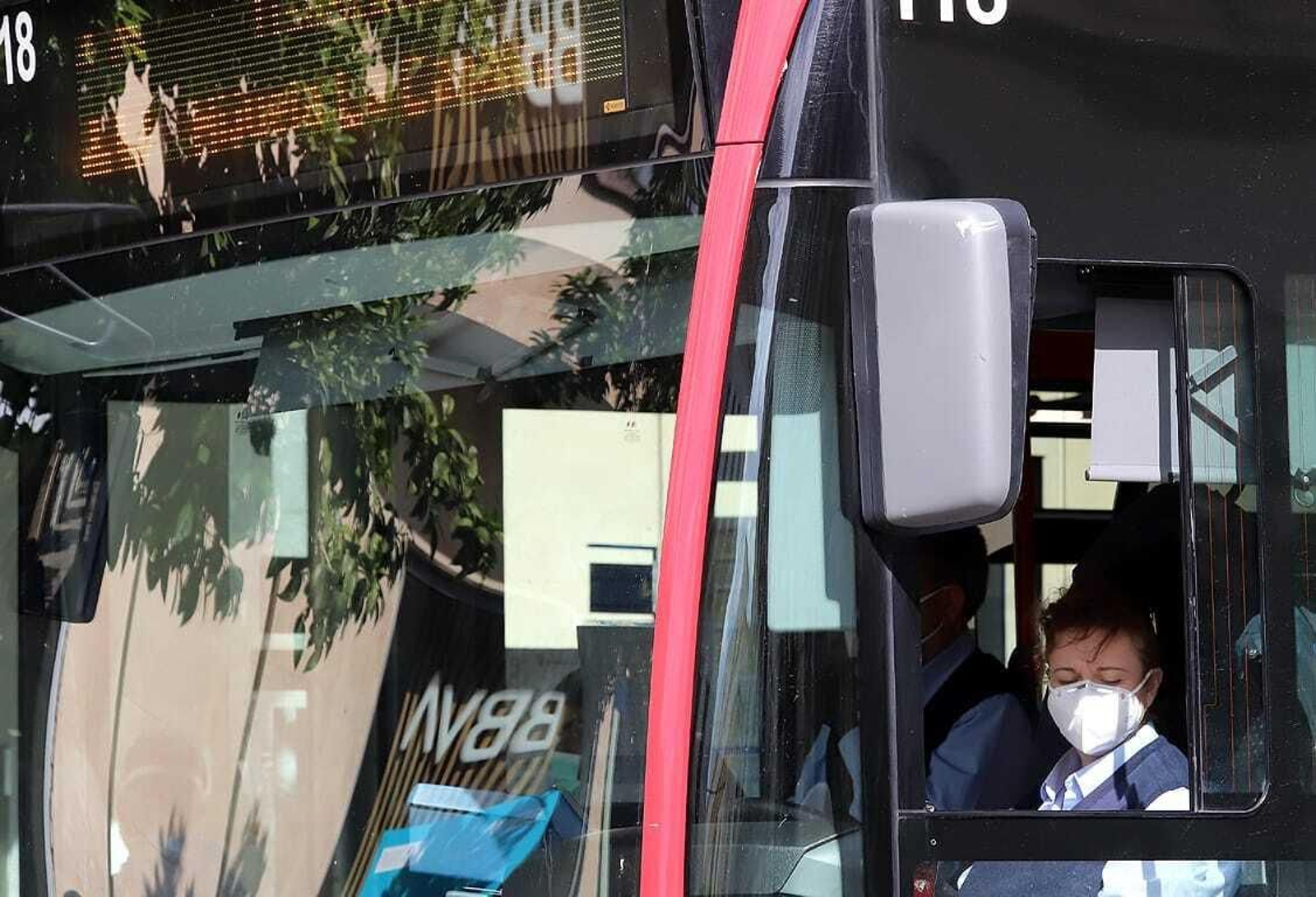 Los autobuses urbanos amplían a 30 el aforo máximo de viajeros permitidos