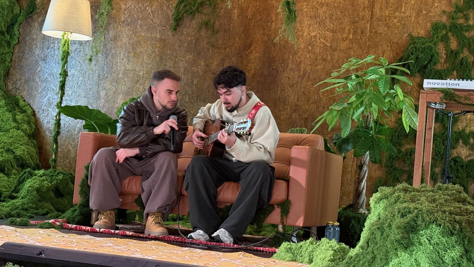 Antony Z acompañado por el músico y productor musical Toni Anzis.