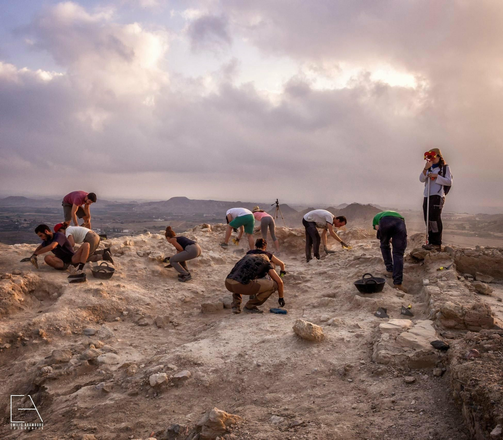 Arqueólogos trabajando este lunes en el yacimiento de Mojácar la Vieja.