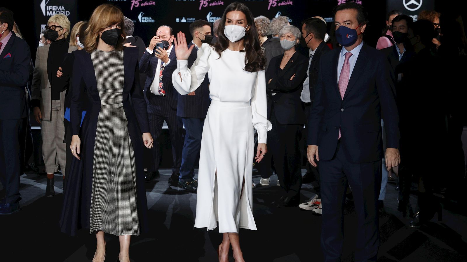 La Reina Letizia saluda a su llegada a Ifema.