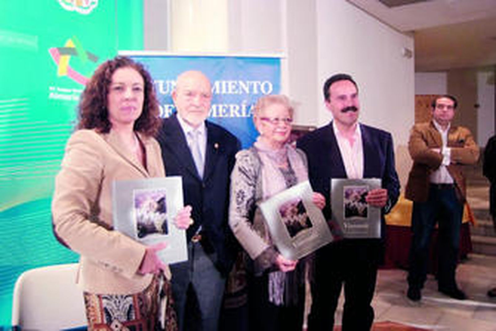 Julio Visconti acompañado de María Carmen Fernández de Capel, Lola de Haro y Alfredo Valdivia.