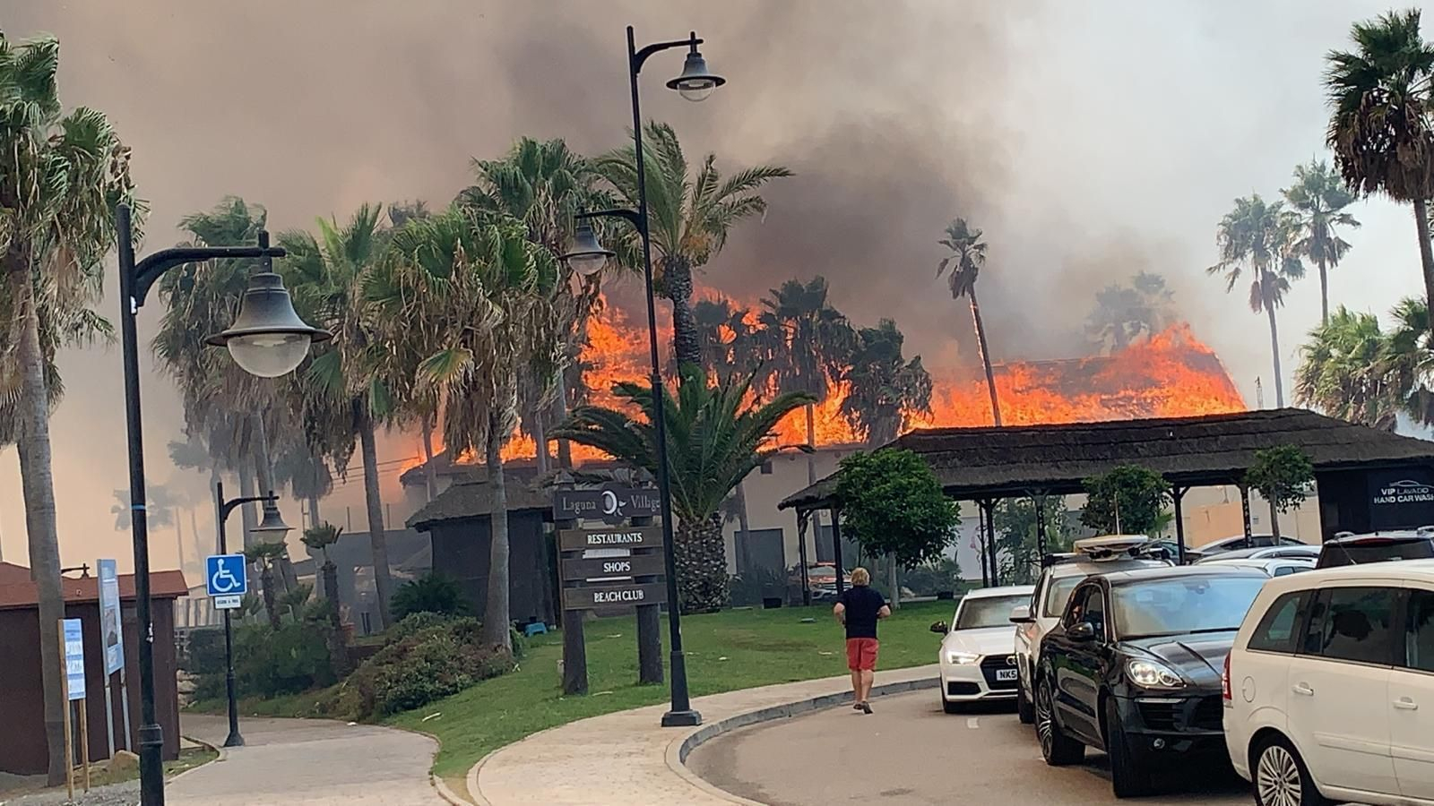 Fotografías del gran incendio en Estepona que afecta a zonas turísticas