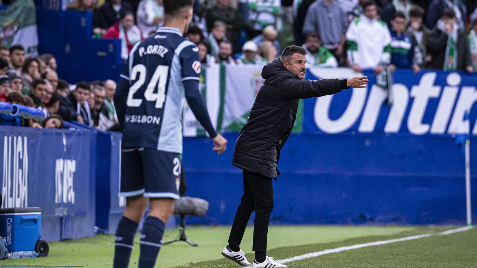 Iván Ania da órdenes a sus jugadores durante un lance del partido.