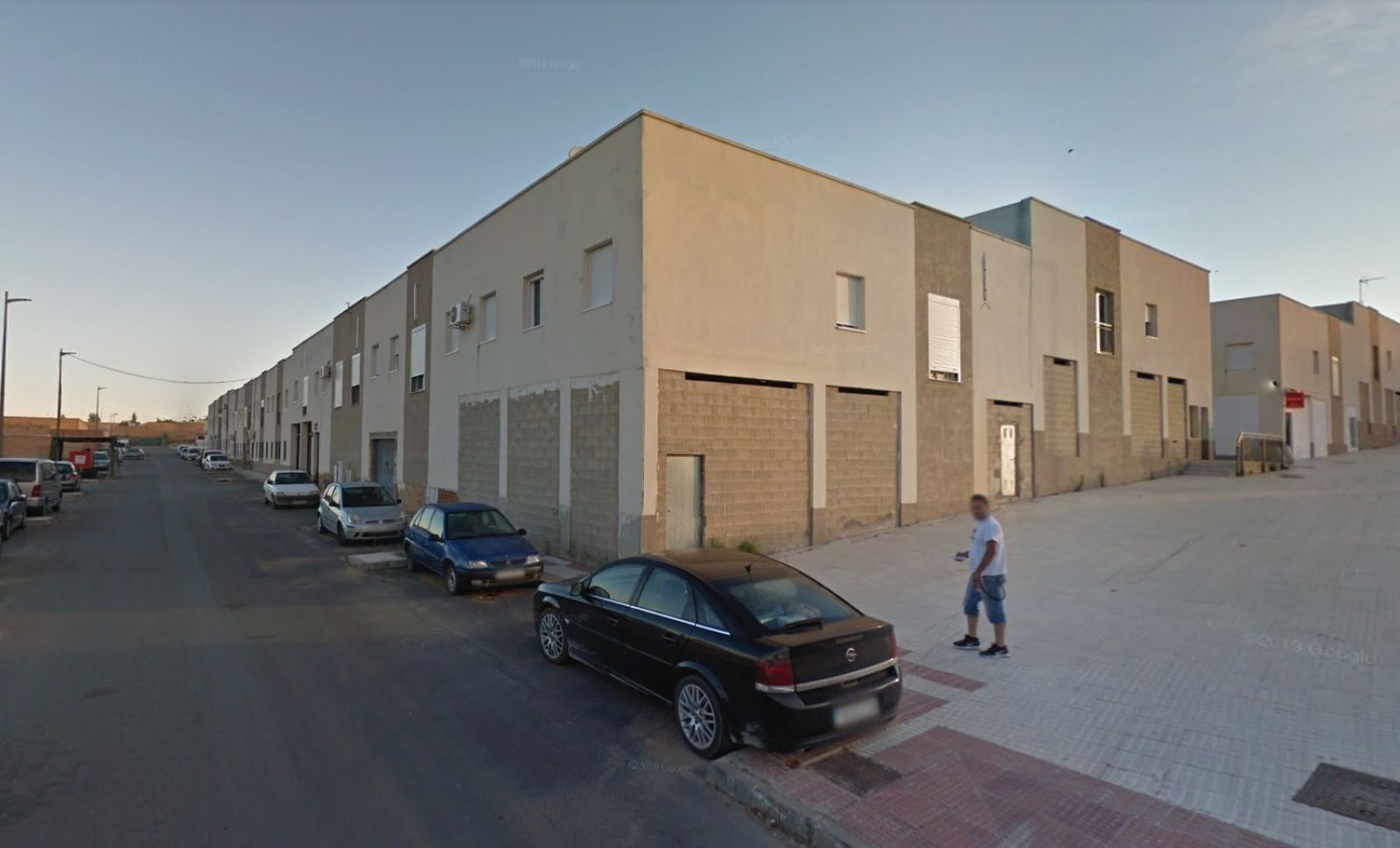 Calle donde se ha producido el tiroteo, en la barriada Las Favelas, en Almonte.