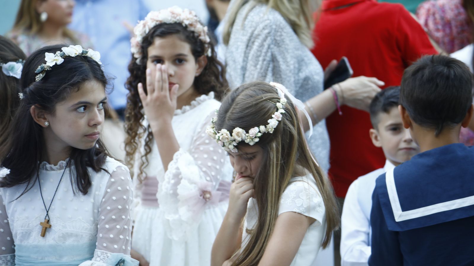 Varias niñas vestidas de primera comunión.