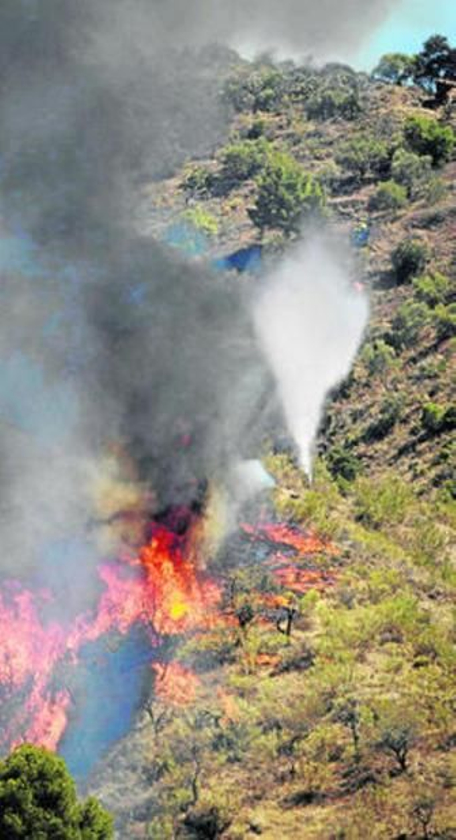 Un helicóptero en la extinción del fuego de Los Montes en agosto.