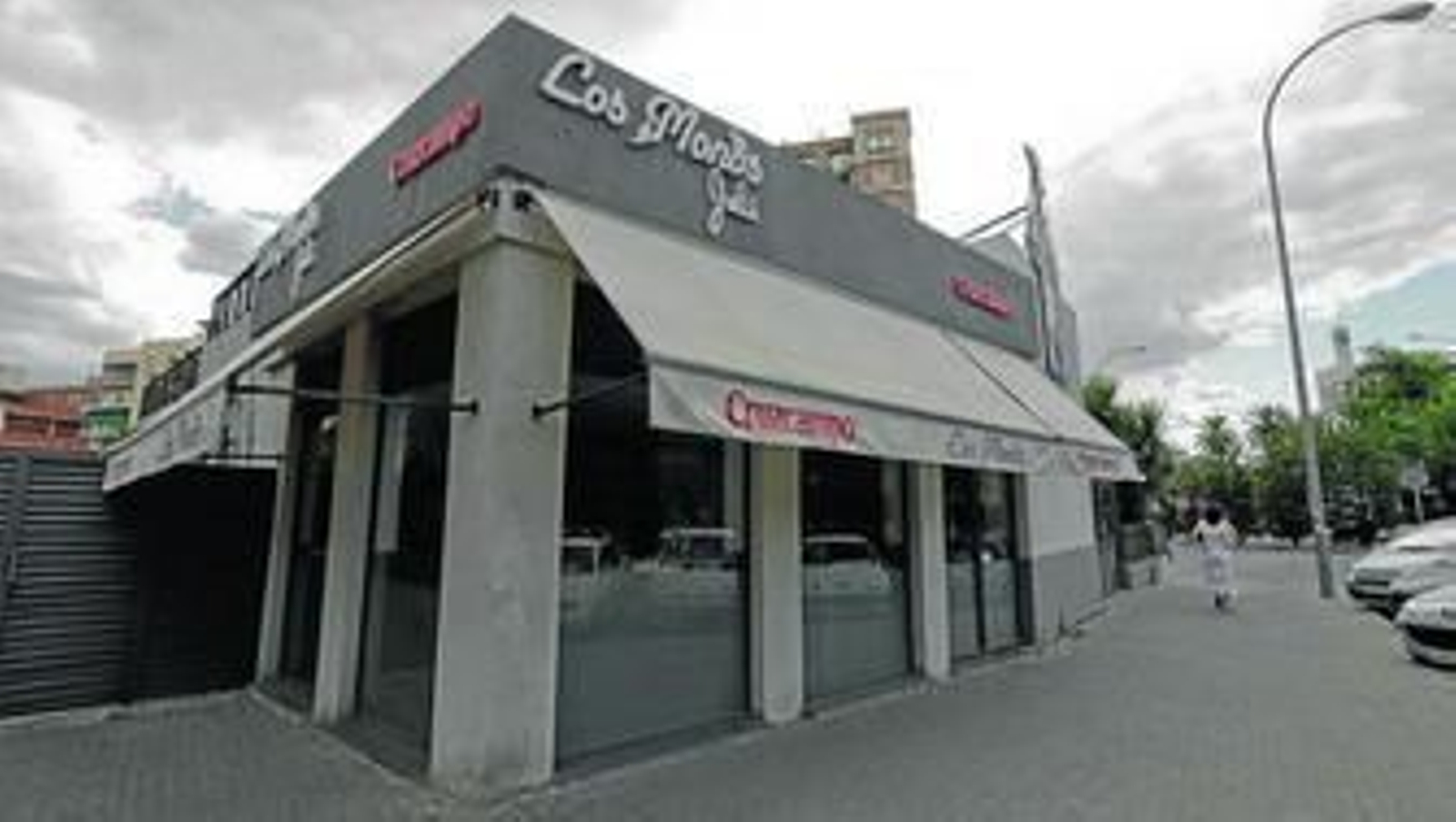 El restaurante Los Monos, con las puertas cerradas y sin actividad.