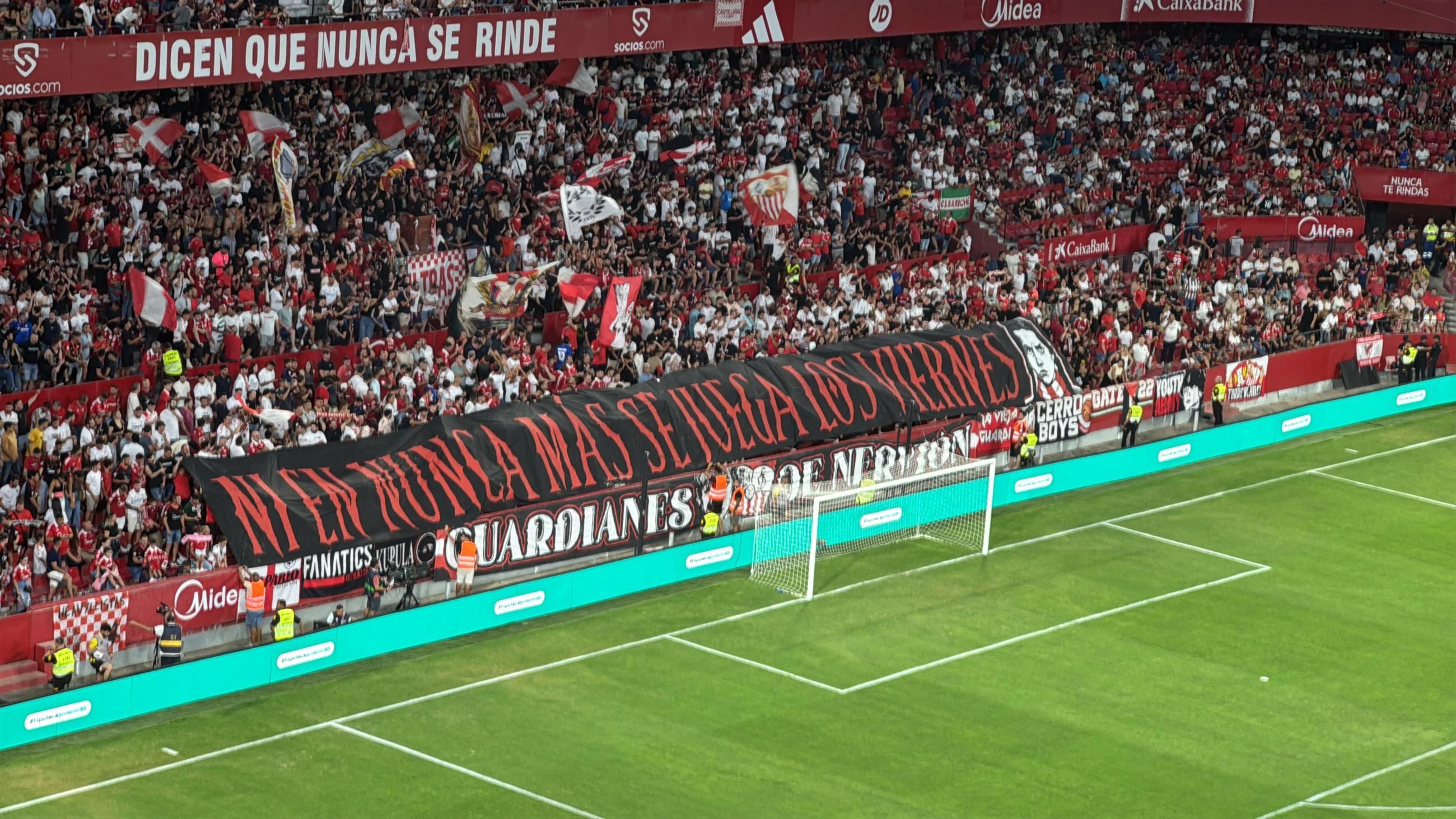 Biris Norte vuelve a tirar de Miércoles Addams para protestar a favor del Sevilla: "Ni en Nunca Más"