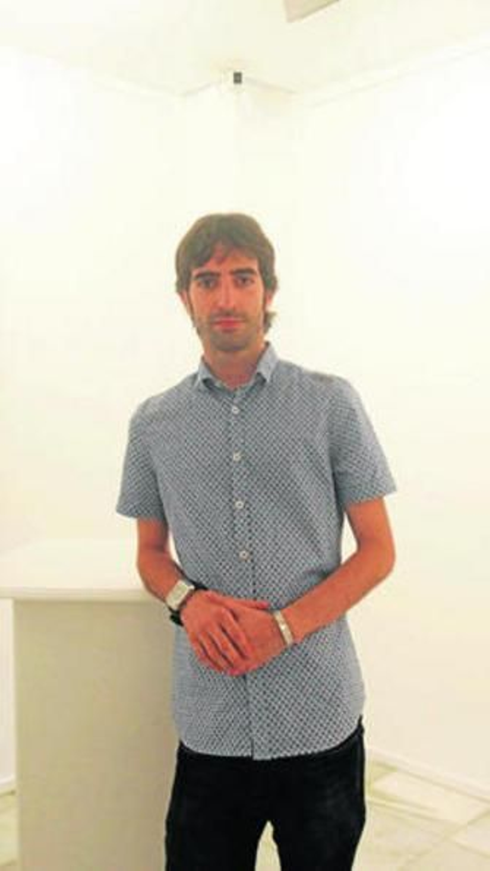 1. El autor trabaja en la actualidad en un proyecto que comparte con otros tres fotógrafos junto con los que ha formado el Grupo Diz. 2. Una estantería se descuelga. 3. Un globo emprende su camino en solitario 4. Un trozo de pared sigue por el suelo. 5. Una lámpara brilla solitaria. 6. Una cama, de su anterior serie 'Inside out'. 7. Un hueco vacío. 8. Una camiseta en el suelo se diferencia de otras tantas que continúan colgadas en la percha. 9. Una escalera al lado de otras portátiles. 10. Un trozo de papel que casi llega a la papelera.