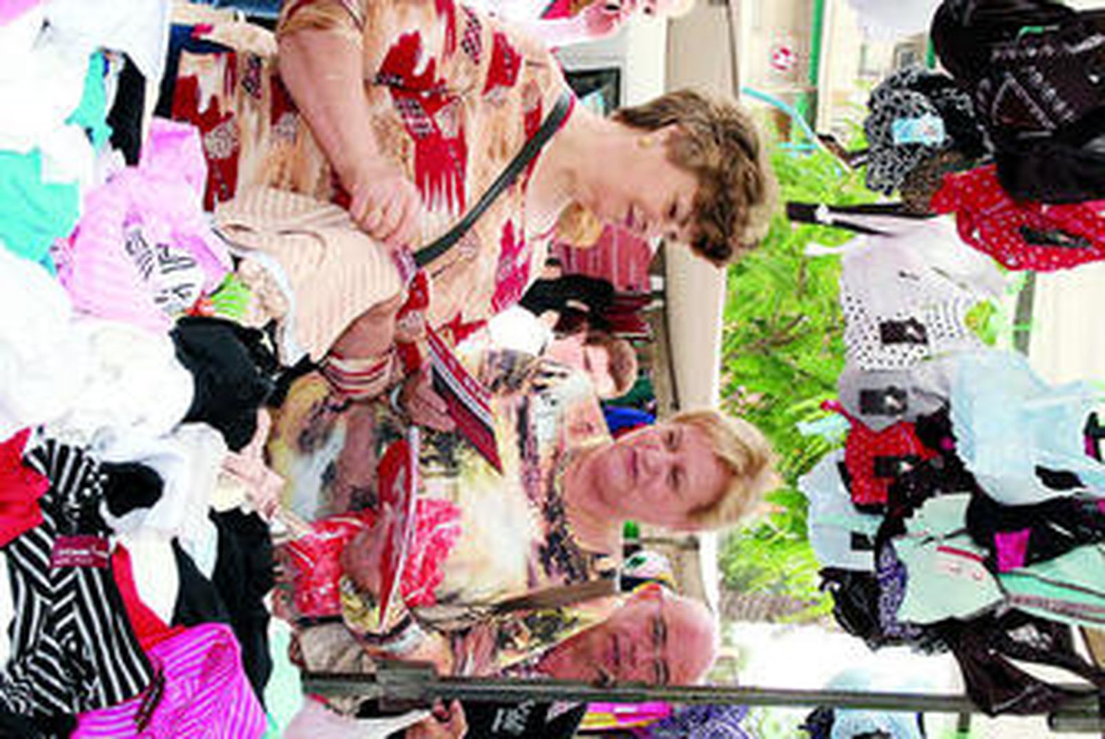 Mercedes de la Merced saluda a Javier Arenas y a José Antonio Nieto.