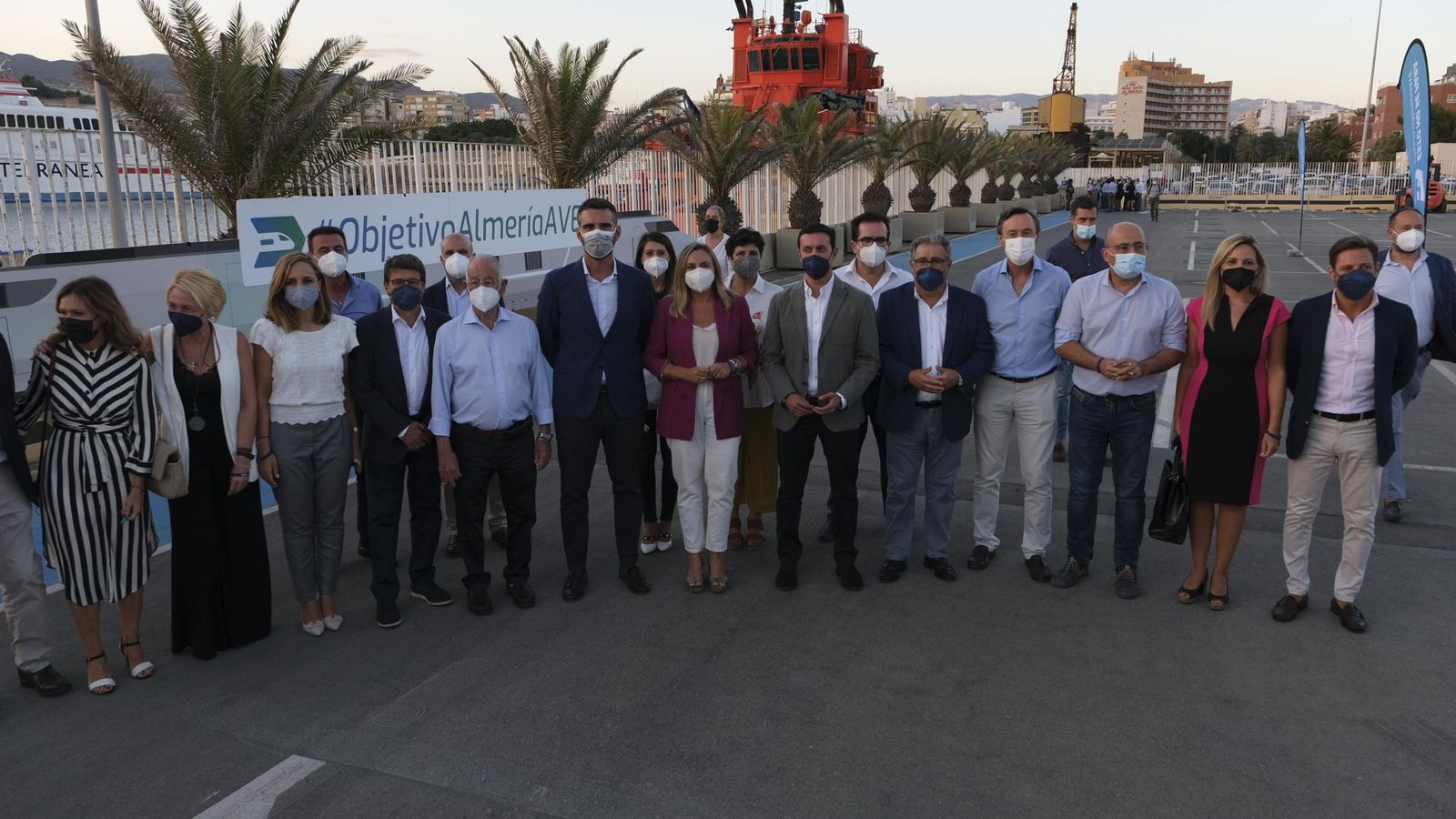 La consejera Marifrán Carazo y el eurodiputado Zoido con la delegación del PP almeriense