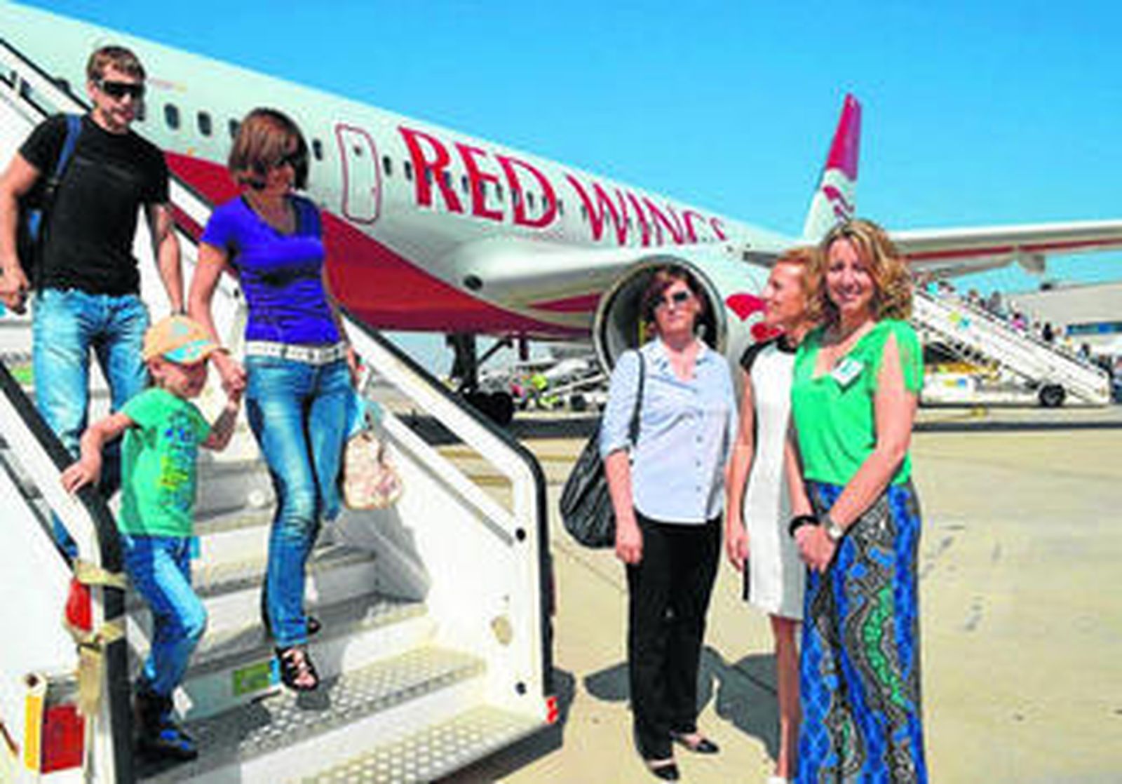 La gerente del Patronato Provincial recibió el primer vuelo de turistas rusos ayer en Almería.