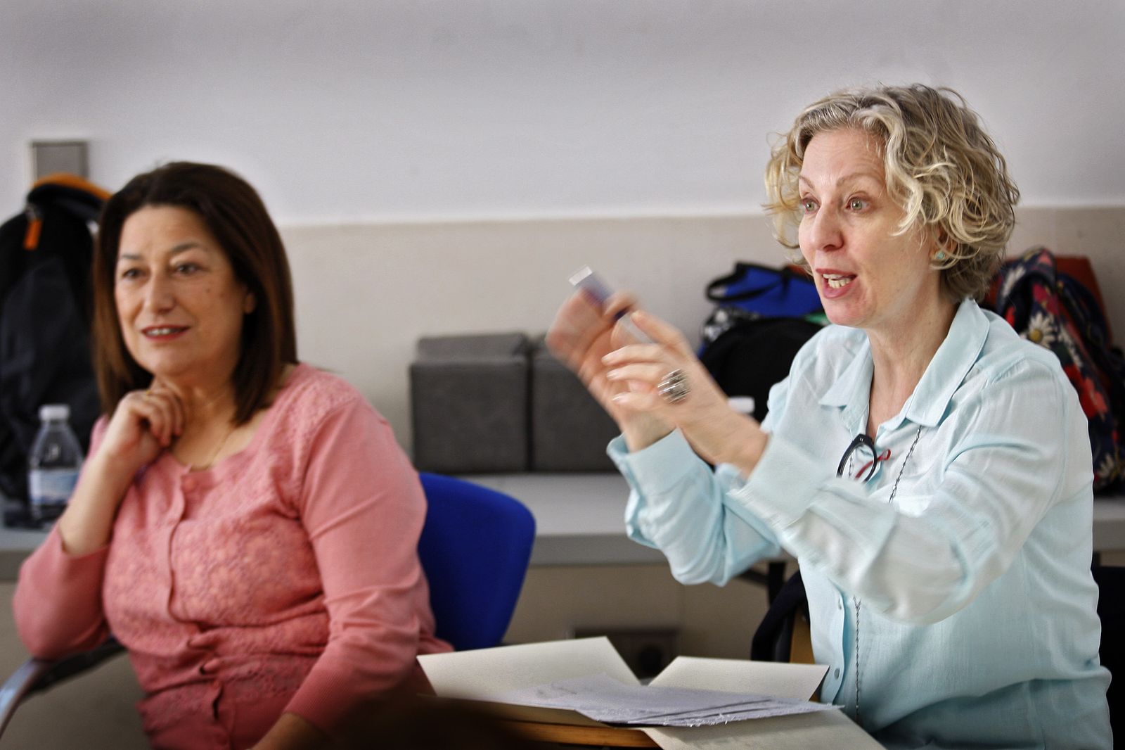 Denise Gastaldo, a la derecha, junto a la decana de la Facultad de Enfermería, Ana Mª García Bañón.