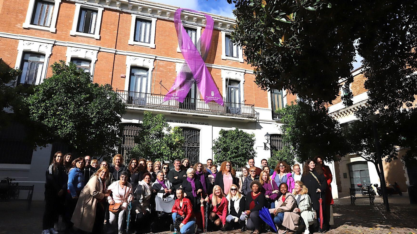 Acto de colocación del lazo morado en la Biblioteca Central.