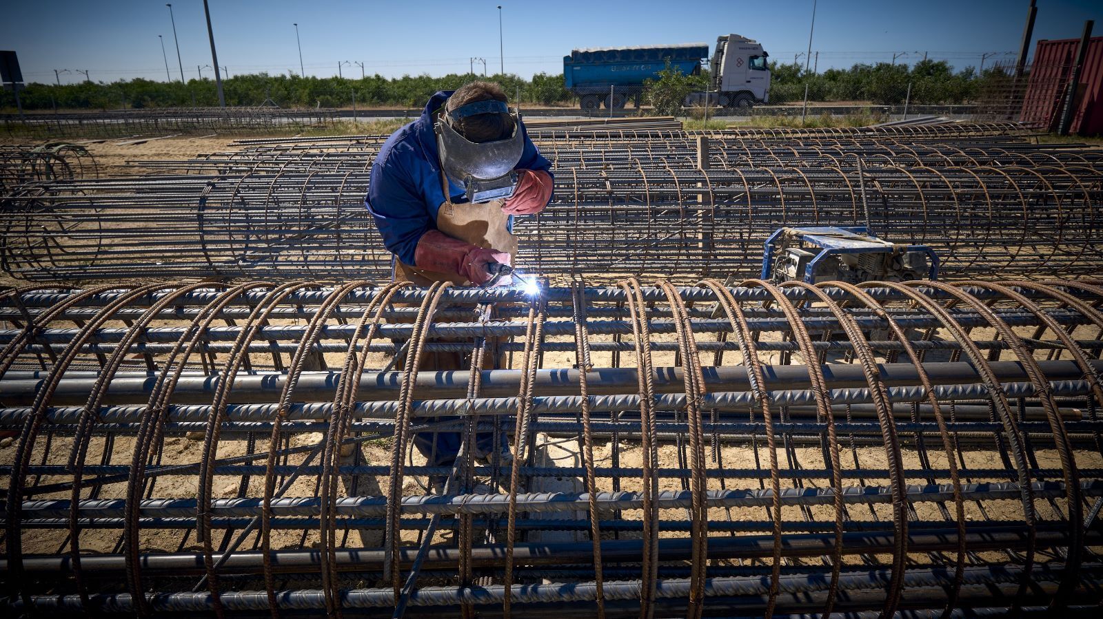 Imágenes de los trabajos para la construcción de la pasarela para conectar la parada del tranvía con Tres Caminos.