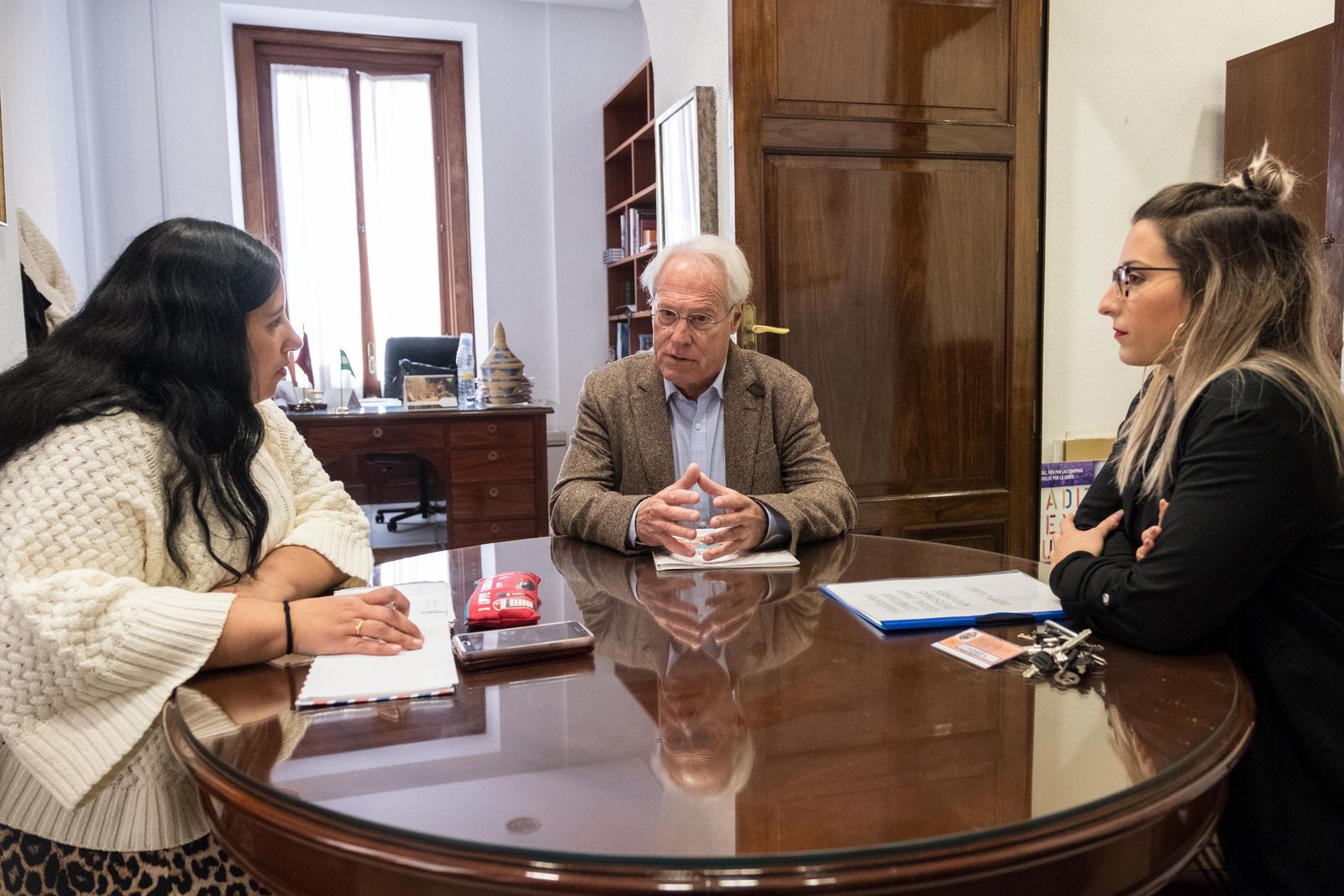 La concejala de Asuntos Sociales, Ana Fernández, en la reunión de ayer con el presidente de la UDP, Juan Fernández, y una trabajadora del centro.