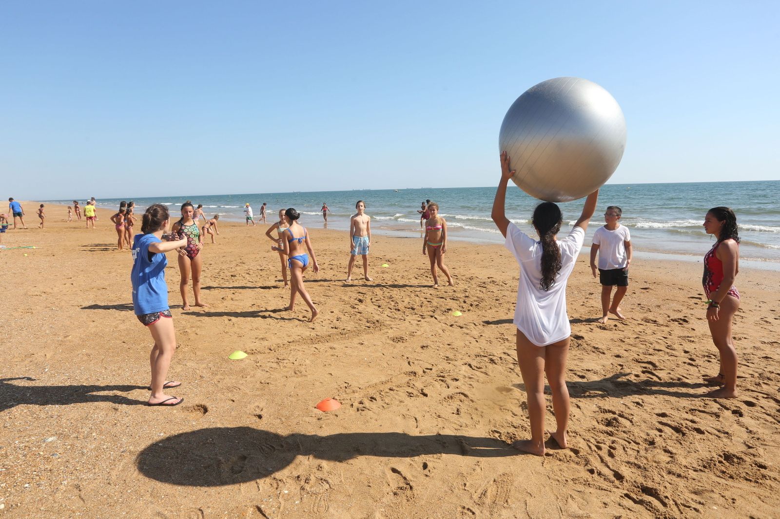 La playa es un escenario ideal para realizar ejercicios de forma lúdica.