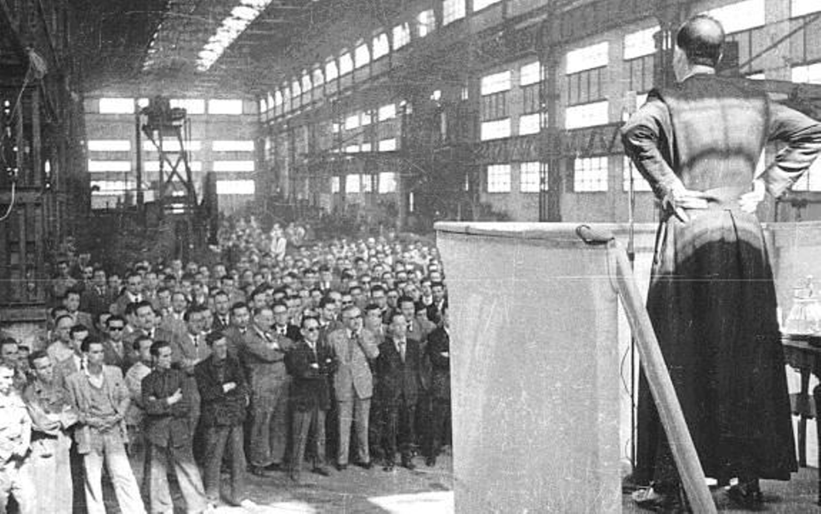 El padre Loring, en una de sus intervenciones ante los obreros de Astilleros