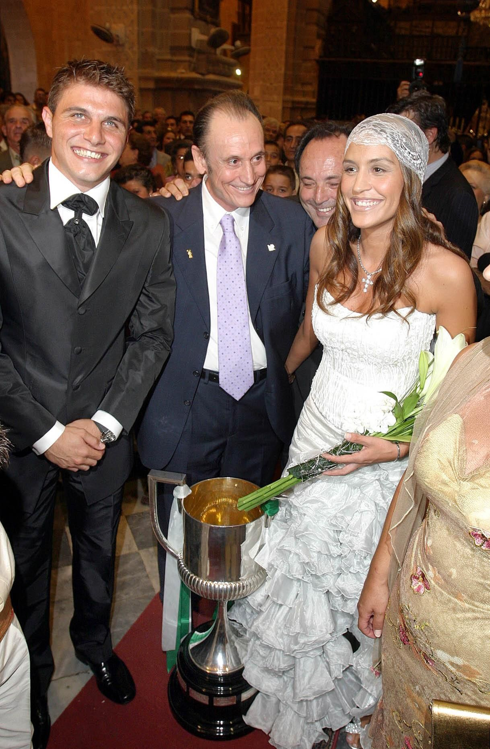 Lopera, insistente con la copa, entre los novios. Detrás, el templo abarrotado