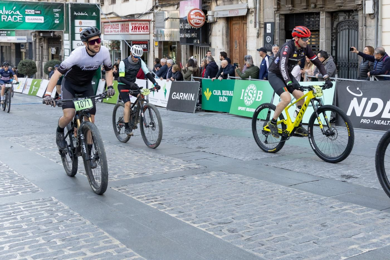En imágenes: la Andalucía Bike Race dice adiós a Jaén con una etapa marcada por Jabalcuz